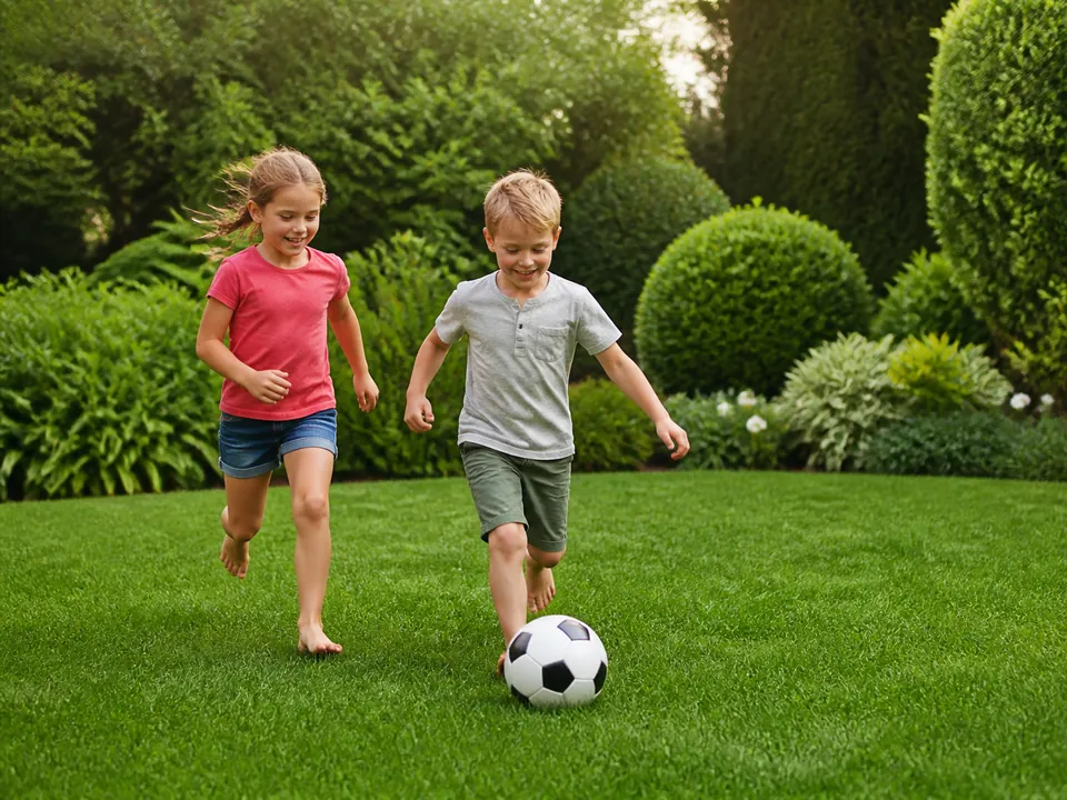 Kinder auf Spiel- und Freizeitrasen